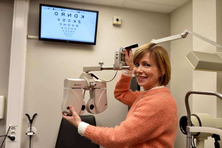 Optiker viser frem apparat for synsundersøkelser