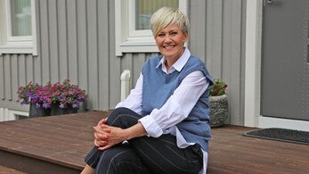 Kvinne som sitter på trapp