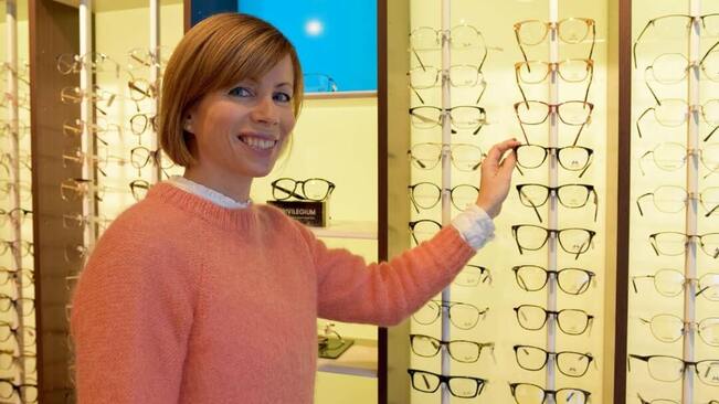 Optiker som viser frem solbriller
